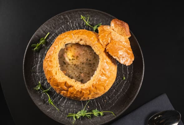 Tradycyjny żur w chlebie