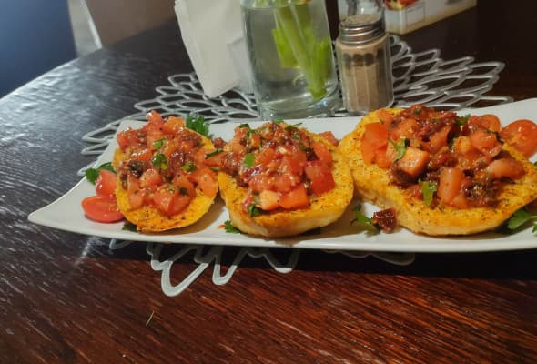 Bruschetta z pomidorami, czosnkiem i ziołami