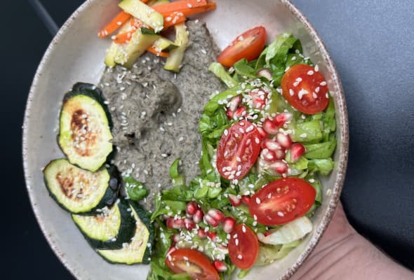 Hummus z czarnej soczewicy