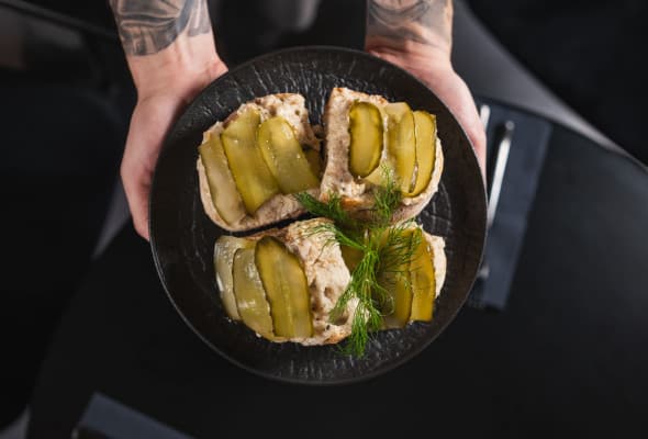 Chleb ze smalcem i ogórkiem kiszonym