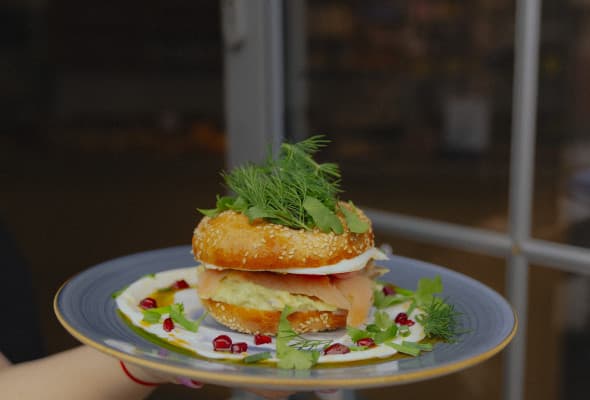 BUŁKA MASLANA Z ŁOSOSIEM