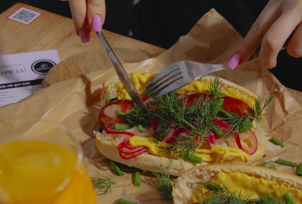 HOD DOG KLASYCZNY Z KIEŁBASĄ