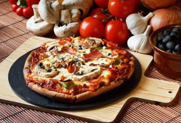 14. CAPRICCIOSA 32cm.