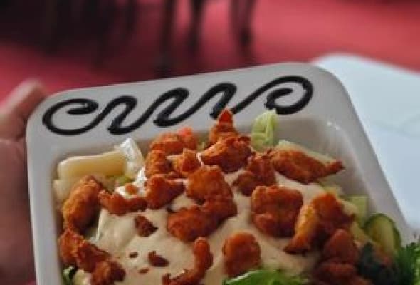 Sałatka firmowa z sosem czosnkowym i nuggetsami