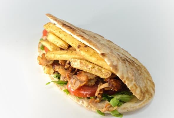 Pita cypryjska z gyrosem drobiowym