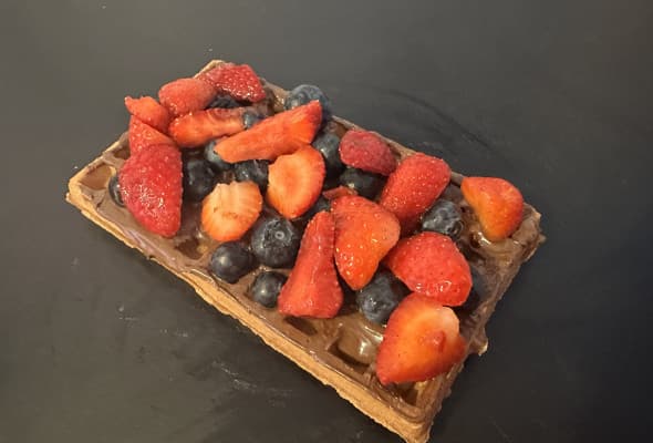 Gofr z nutellą i owocami bez bitej śmietany