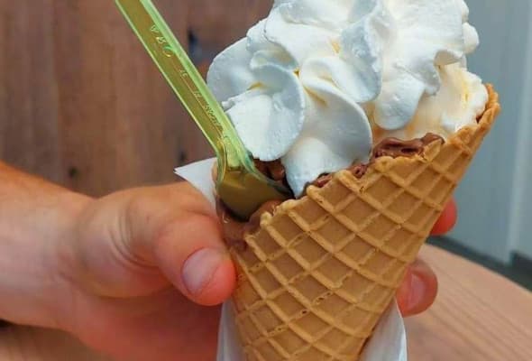 Lód z automatu z bitą śmietaną w różku