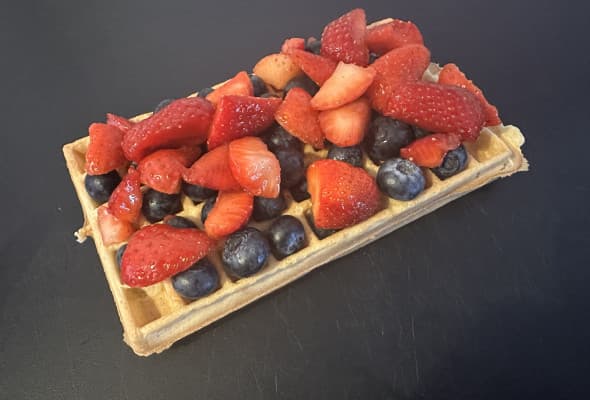 Gofr z owocami bez bitej śmietany