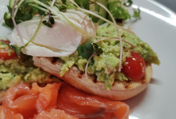Яйце пашот на тості з гуакамоле