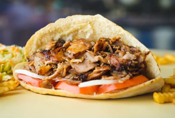 Pita cypryjska z gyrosem wieprzowym