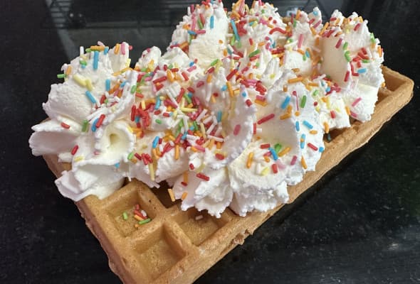 Gofr z bitą śmietaną i posypką