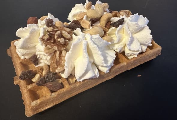 Gofr z bitą śmietaną i bakaliami