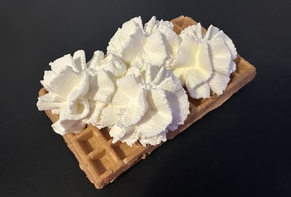 Gofr z bitą śmietaną