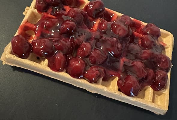 Gofr z wiśniami w żelu bez bitej śmietany