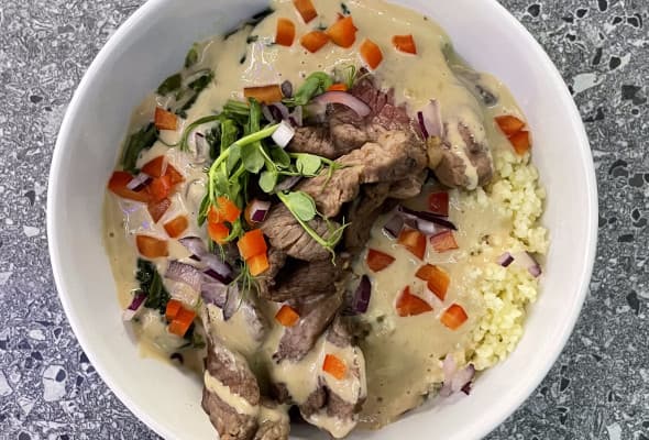 Боул з яловичиною в кунжутному соусі