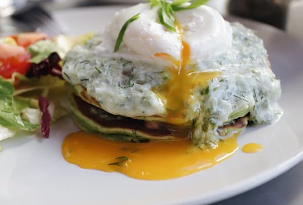 Панкейк шпинатний з лососем