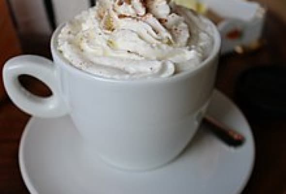 Espresso con panna ( z bitą śmietaną)