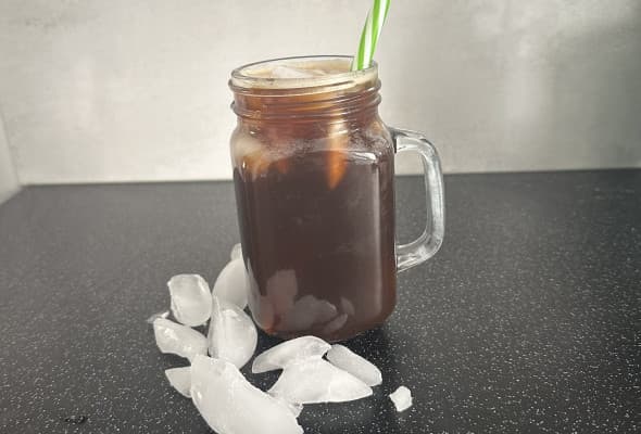 Kawa czarna z kostkami lodu