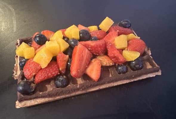 Gofr murzynek z owocami bez bitej śmietany