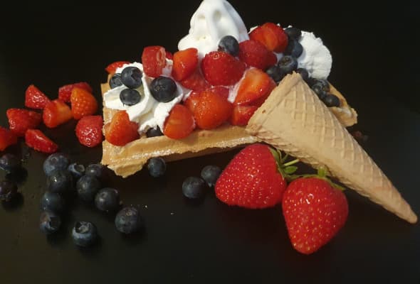 Gofr z bitą śmietaną lodami i owocami