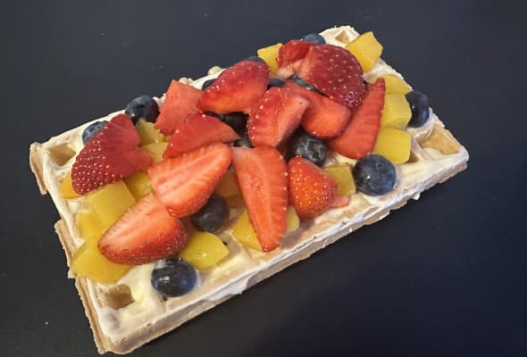 Gofr kokosanka z owocami bez bitej śmietany