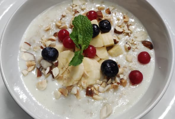 Вівсянка з бананом та горіхами