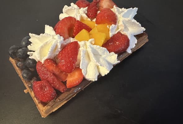 Gofr z nutellą bitą śmietaną i owocami