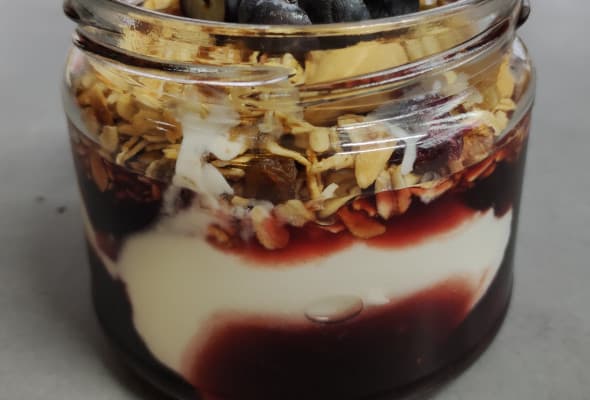 Йогурт з гранолою