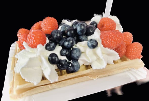 Gofr z bitą śmietana i owocami