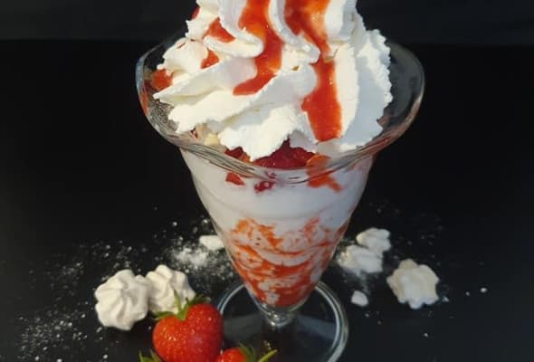 Puchar Bezowy ( eton mess)